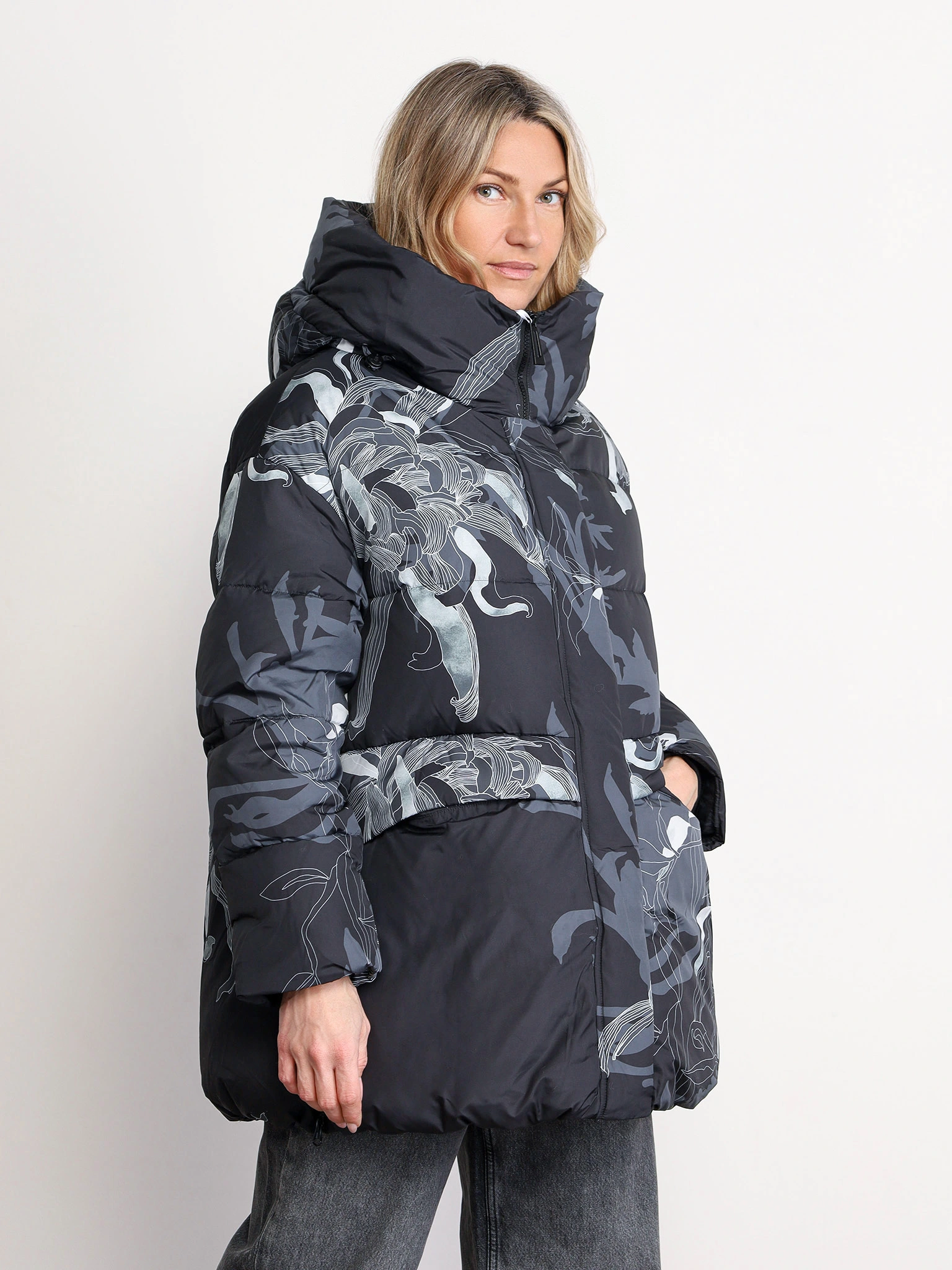 Пуховик с растительным принтом серого цвета с капюшоном